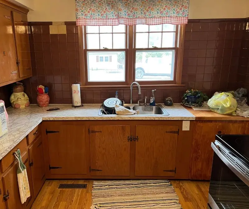 Kitchen remodel in Salisbury, MO, before: wood cabinets and brown wall tile